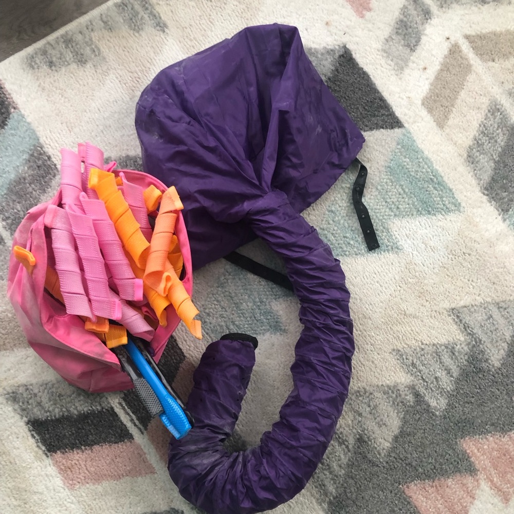 Hair curling set.